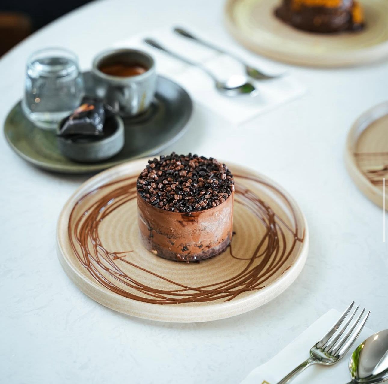 mono chocolate cake image